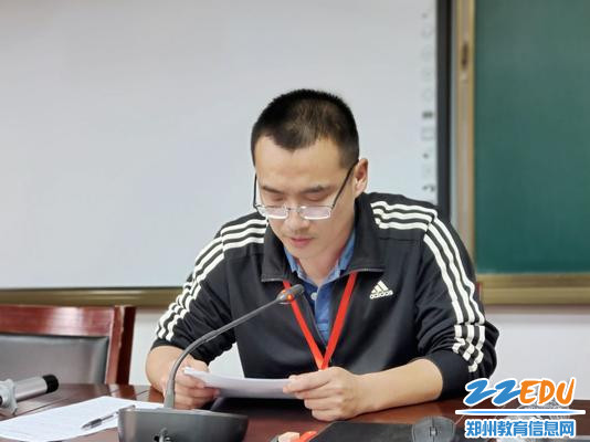 政教处主任田诺对青年教师进行培训