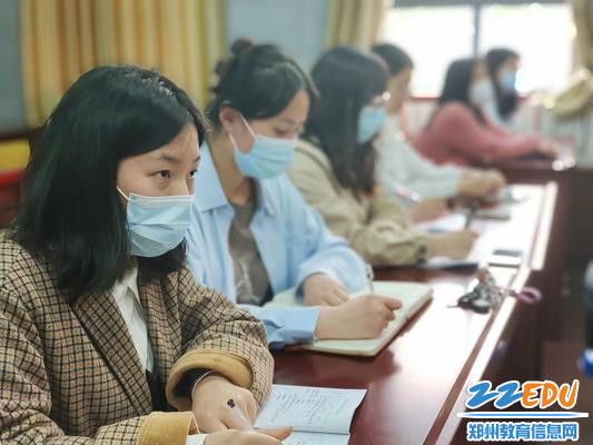 青年教师认真记录会议内容