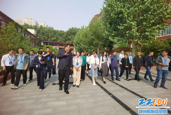 郑州八中办公室主任杨建勇介绍学校校园文化
