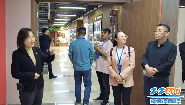 郑州八中教务主任雷炀讲解校史馆