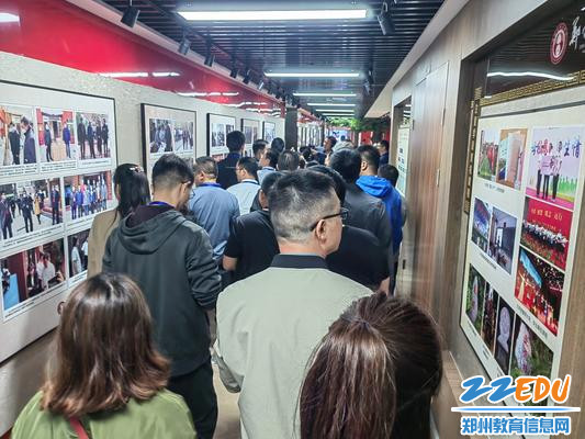 参观学校校史馆
