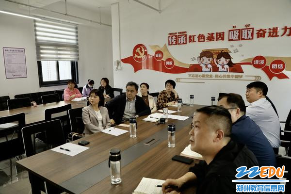 3参会领导认真聆听