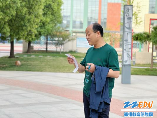 校长在晨会时间分享读书感受