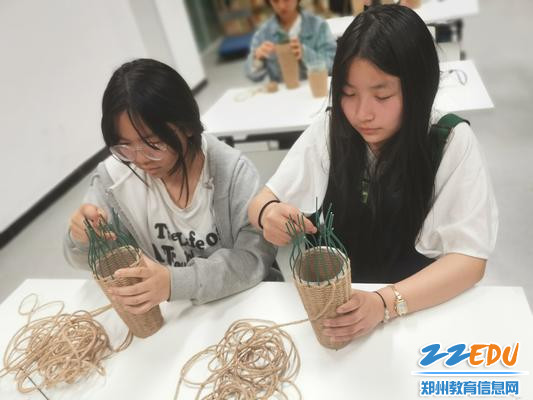 3.学生认真制作