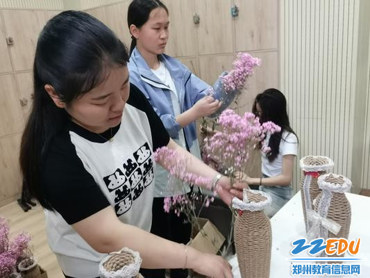 5.师生为花瓶插花装饰