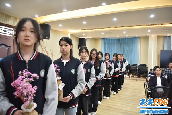 6.社团成员敬献花瓶准备中