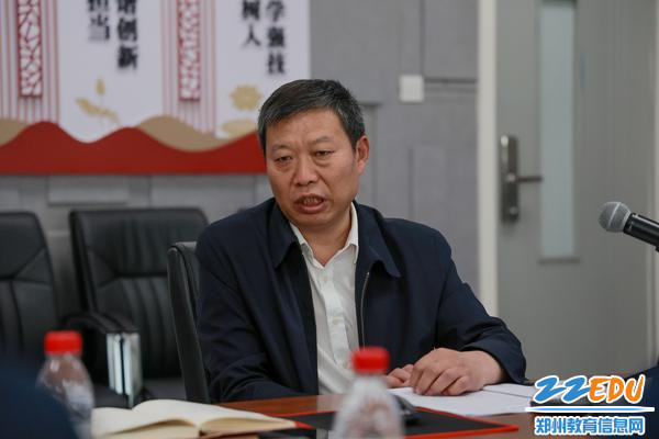 2郑州市信息技术学校副校长张继波介绍学校基本情况