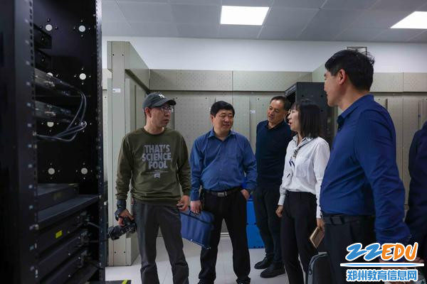 5参观网络搭建实训室