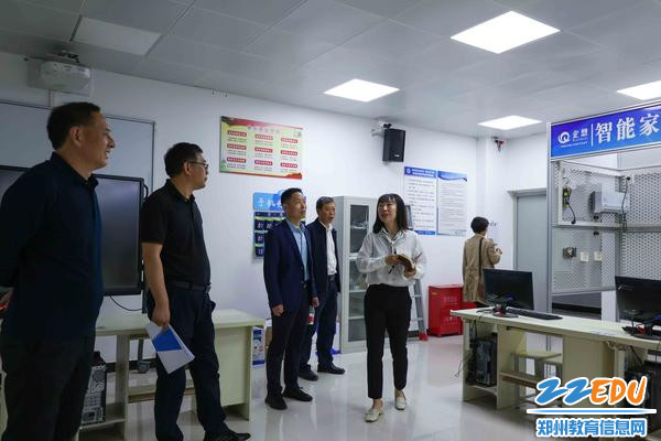6郑州市信息技术学校教科研处主任梁爽介绍专业技能训练情况