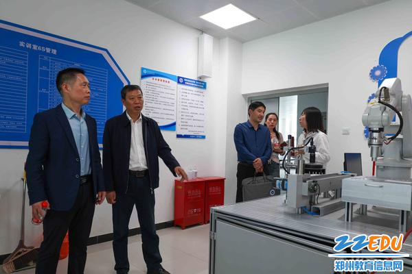 7参观工业机器人实训室