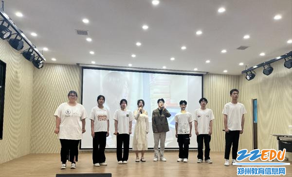 3学生合唱社团演唱歌曲《追光者》