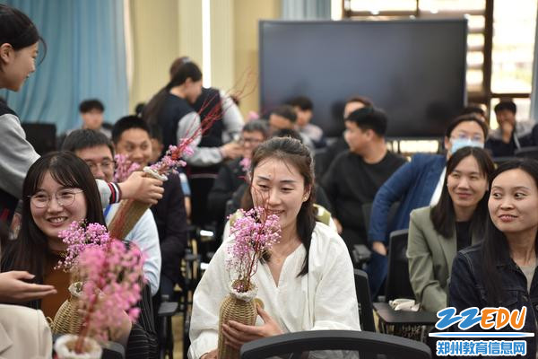 5织爱社团师生向班主任敬献手工作品
