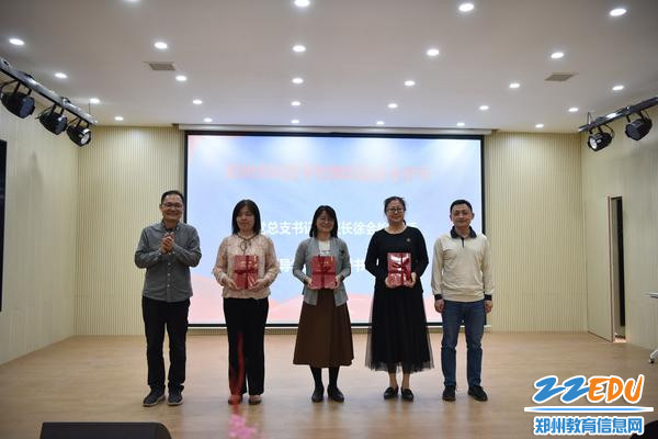 6校领导向三位年级长赠书