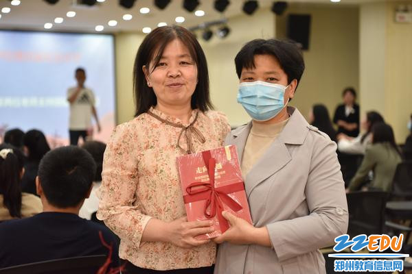 7年级长与班主任老师分享赠书的喜悦