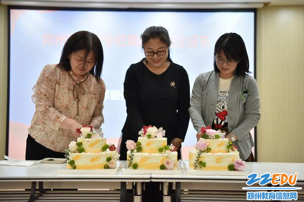 9三位年级长为班主任切蛋糕，分享甜蜜与快乐