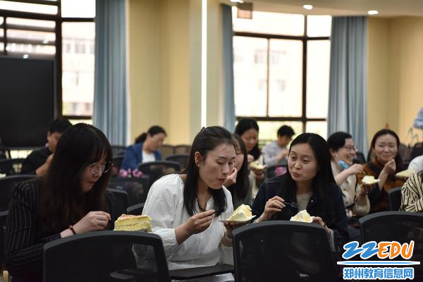 10班主任边品尝蛋糕边分享着喜悦