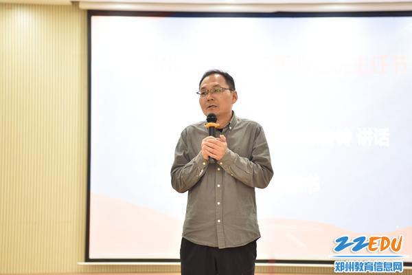 11学校党总支书记、校长徐会铃为班主任节致辞