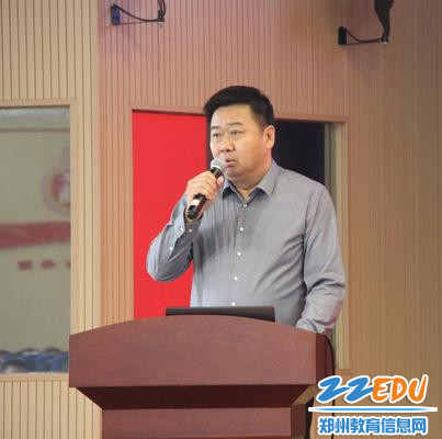 2.学校副校长刘诗鹏宣读表彰决定并对即将参加比赛的师生进行赛前动员