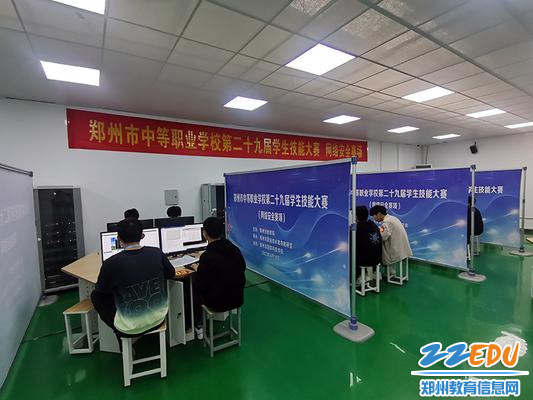 网络安全赛场上各位参赛选手认真比赛