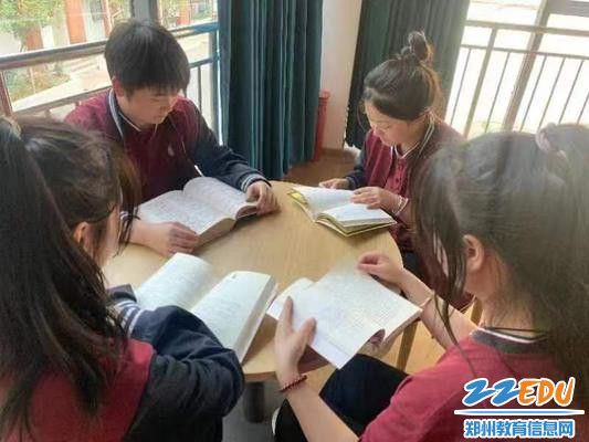 春天正是读书天，同学们走进图书馆好读书