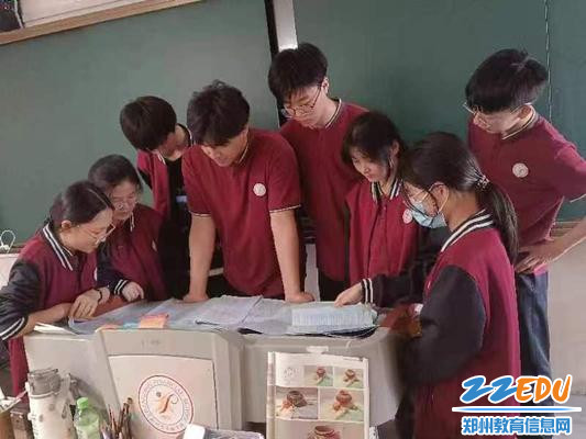 同学们在交流阅读“读书笔记”