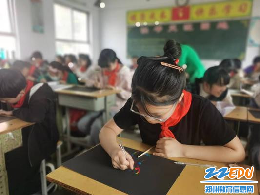 孩子们认真创作