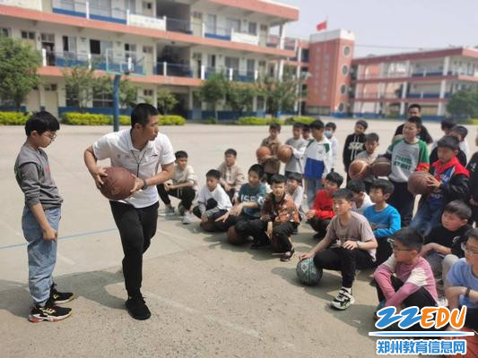 郭小强老师带领孩子们学习行进间单手低手投篮