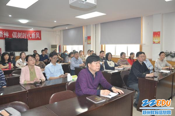 3.与会人员认真聆听讲座