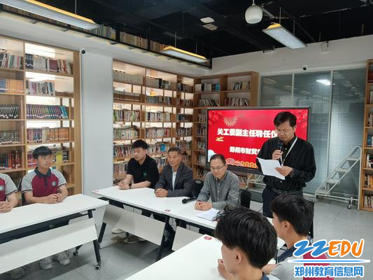 1.校党总支副书记丁向群主持聘任仪式