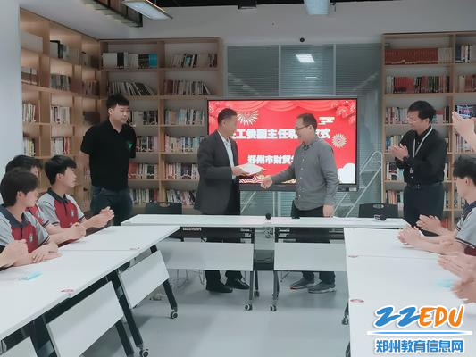2.校党总支书记、校长徐会铃为李远征同志颁发聘书