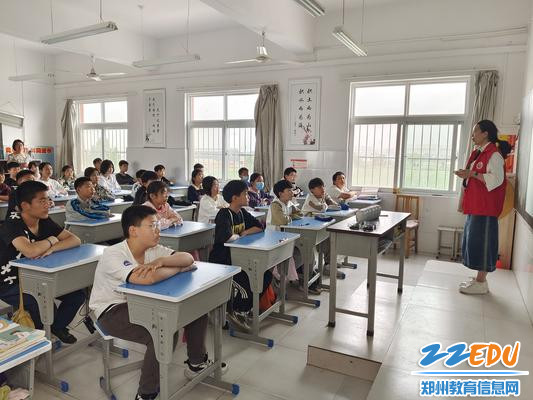 3同学们认真听讲、积极探索