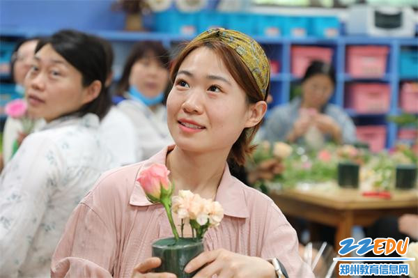 4.听老师讲解如何修整花材2