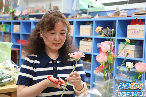 5.耐心细致整理花材1