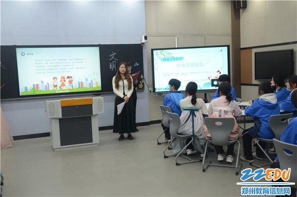 岳心晴老师向同学介绍传统文明礼仪