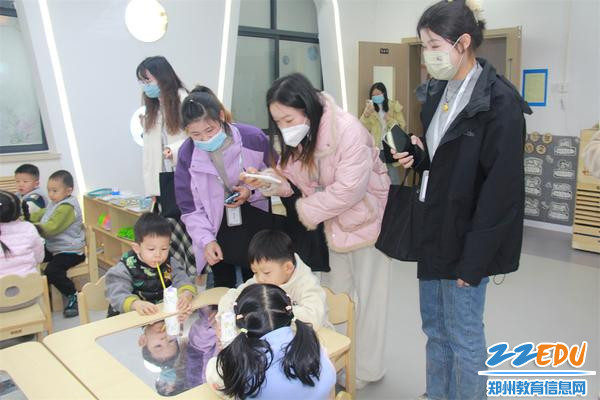 3.3 参训教师观摩区角游戏