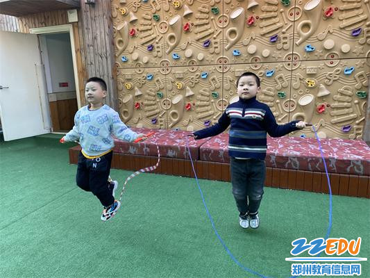4-1大班幼儿比比看谁跳得多