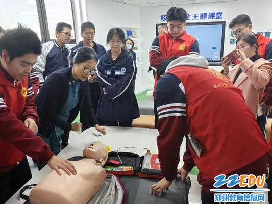 二院特聘专家在安全主题教室开展急救实操讲解