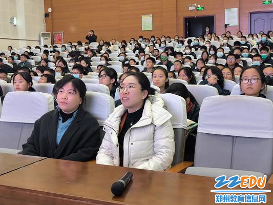 师生聆听兴味盎然
