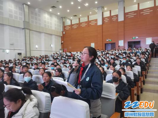 学生就感兴趣的问题积极与专家互动