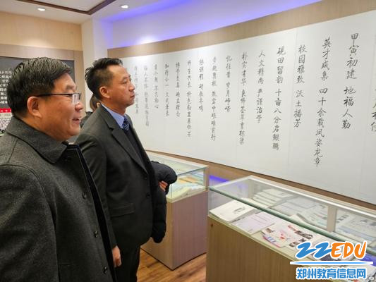 参观校史馆