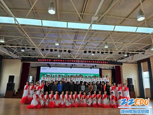 与社团学生们合影留念