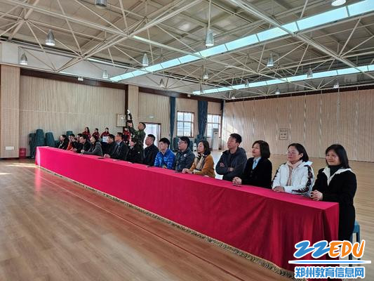 澳门培华中学领导老师们认真观看