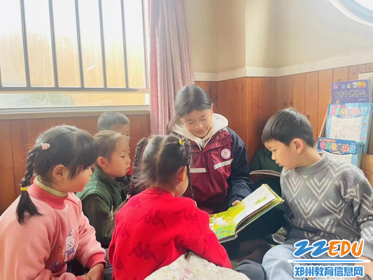 实践学生为幼儿讲授绘本