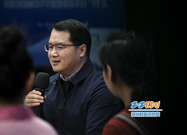河南省教育资源保障中心教育信息化部副部长刘伟锋向大家具体介绍了国家中小学智慧教育平台的应用
